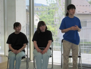 左から、谷さん。小関さん。そして、今年卒業した林崎さん。後輩の質問に丁寧にしっかりと答えてくれました。
