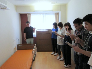 ご利用者様のお部屋です。明るくとてもきれいでした。最新型のベッド、目的に応じたマットレスの特徴について学びました。