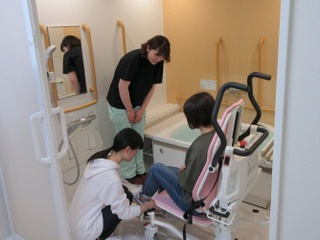 浴室も見学させていただきました。説明してくれているのは、卒業生の小関先輩。随分頼もしくなりました!