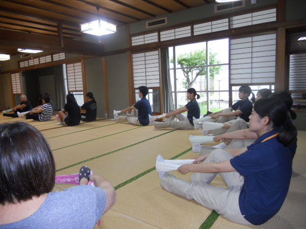 輪になってタオルでの足ストレッチ
