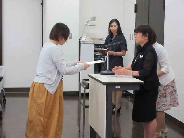 小山センター長より修了書が授与されました