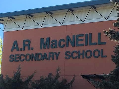 アラン・ロイ・マックニール・セカンダリー・スクール (A.R. MacNeill Secondary School)