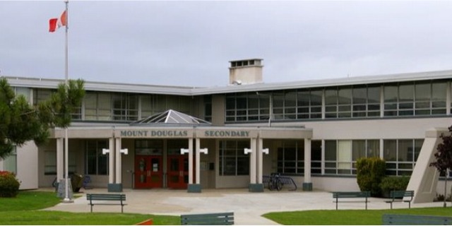 マウント・ダグラス・セカンダリー・スクール Mount Douglas Secondary School