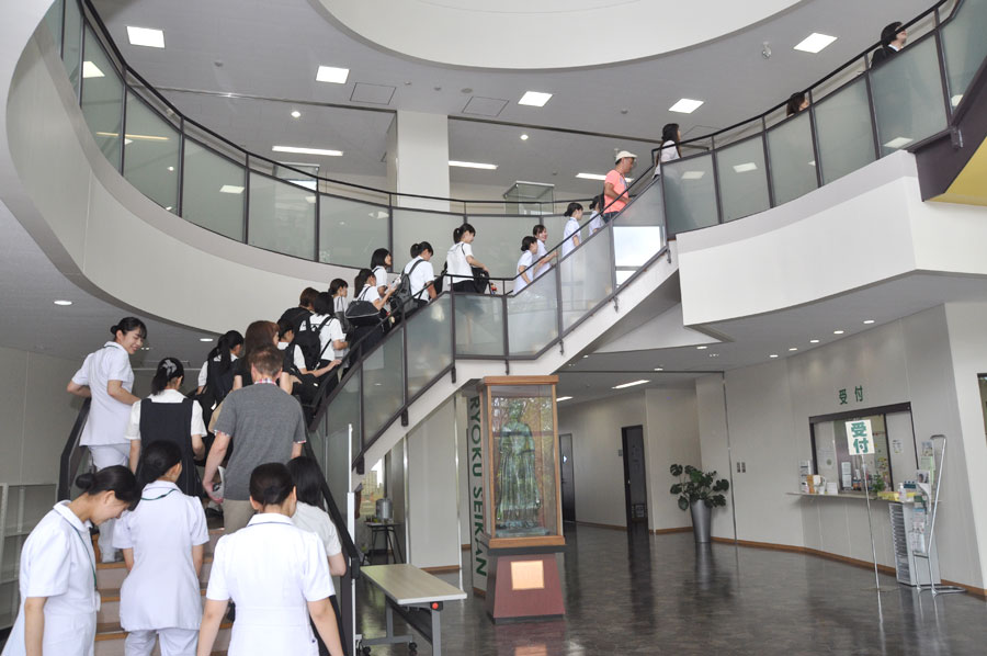 会場へ