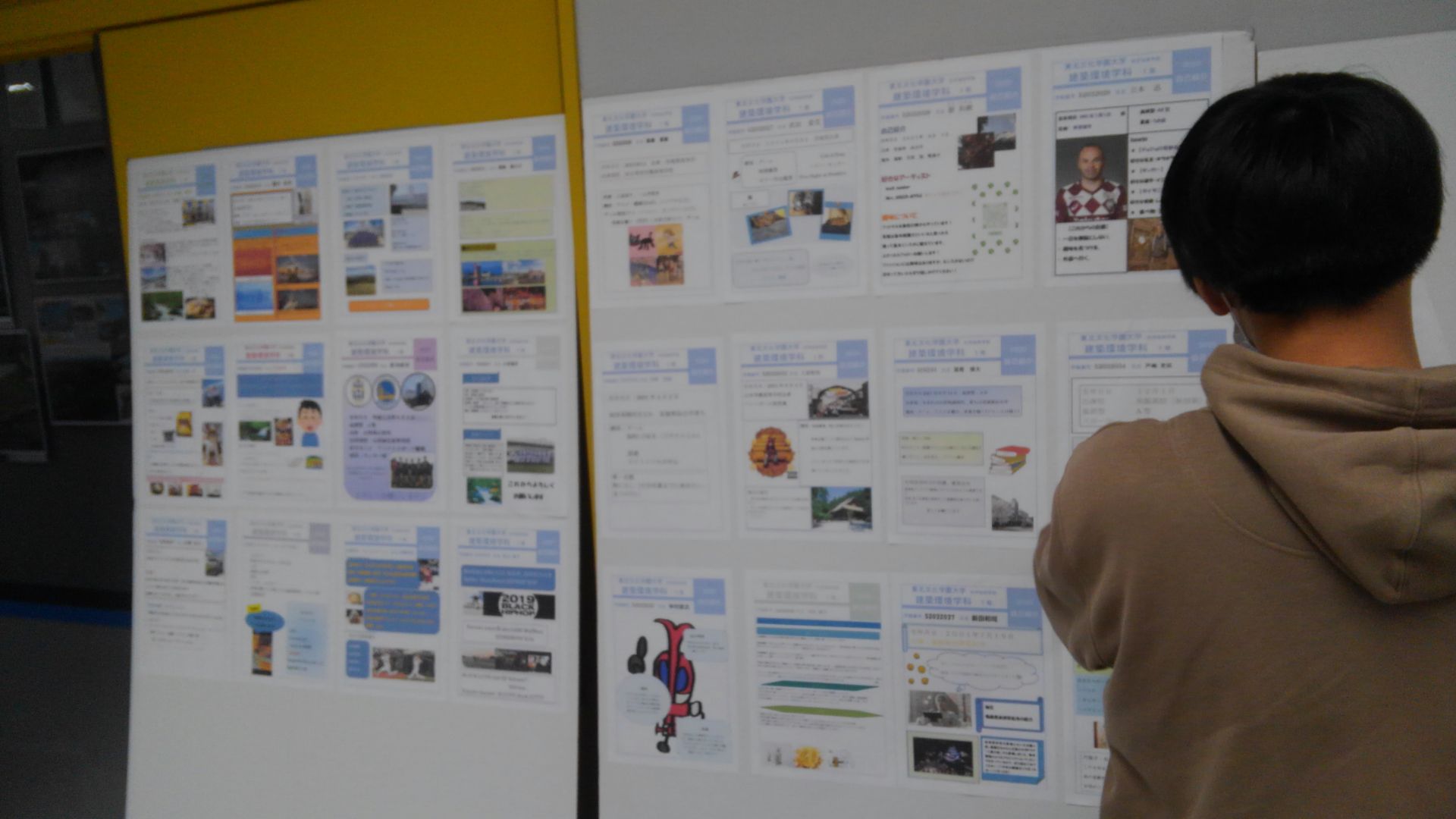 年10月29日 １年次生が自己紹介ポスターを展示しました News 建築環境学科