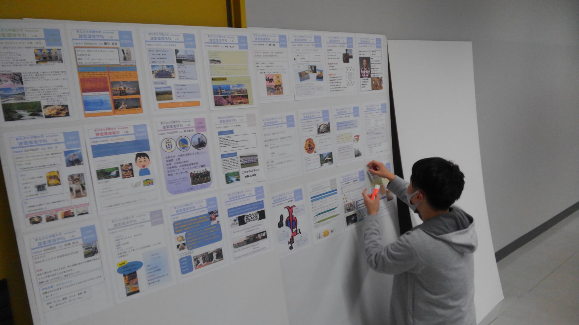 年10月29日 １年次生が自己紹介ポスターを展示しました News 建築環境学科