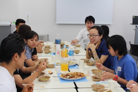 中華料理を食べながら懇談