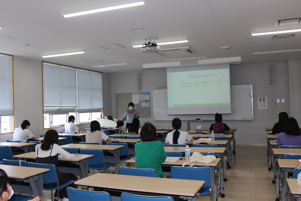 教学部長より沖縄女子短期大学の概要について説明しています