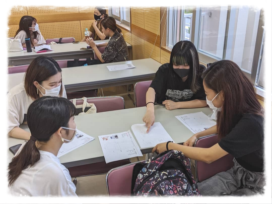 沖女サポーターズによるノベルティグッズ制作会議の様子