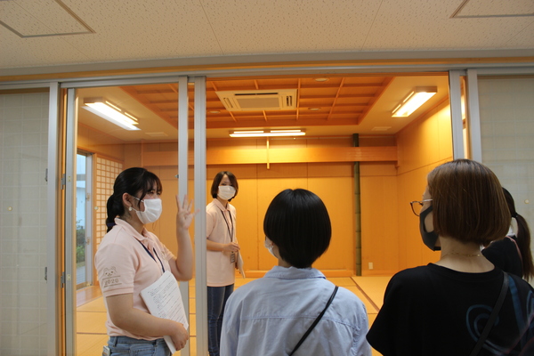 みなさん、お抹茶いただいていますか?本学では茶道の講義もあります。なので茶室もご紹介。