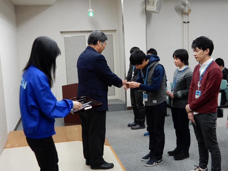 終業集会 資格取得表彰の様子