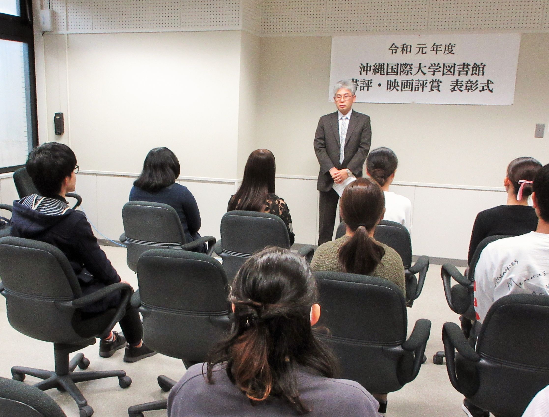 図書館書評 映画評コンテストで日本文化学科の1年生と4年生が優秀賞 佳作を受賞しました 日文のブログ 沖縄国際大学