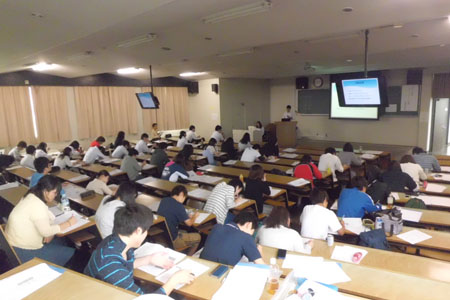 大講義室での発表に緊張しています