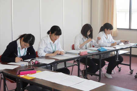 新生児の事例を報告する学生