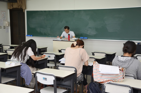 模擬試験に取り組んでいます