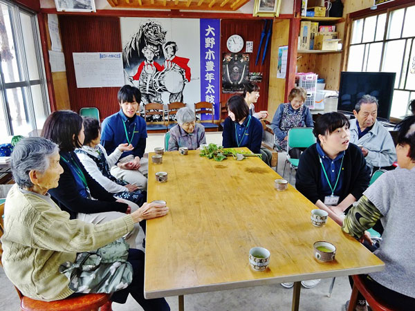 大野木で集う住民と学生が和やかに話す様子