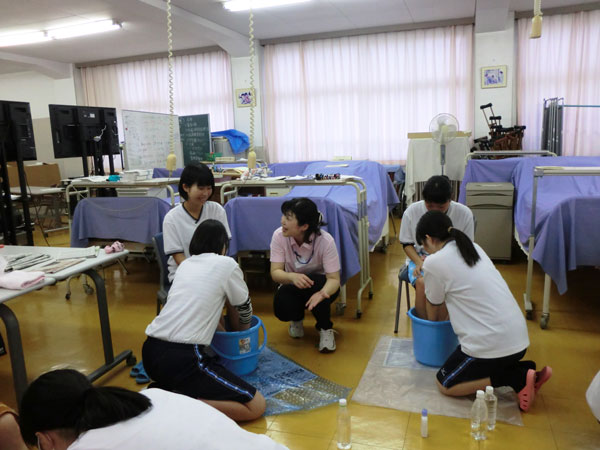 教員からの助言で看護の視点をより深める生徒