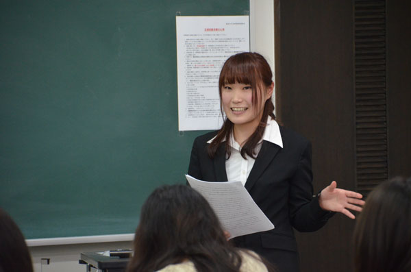 発表後の質問に応える川添さん(人間心理学科4回生)