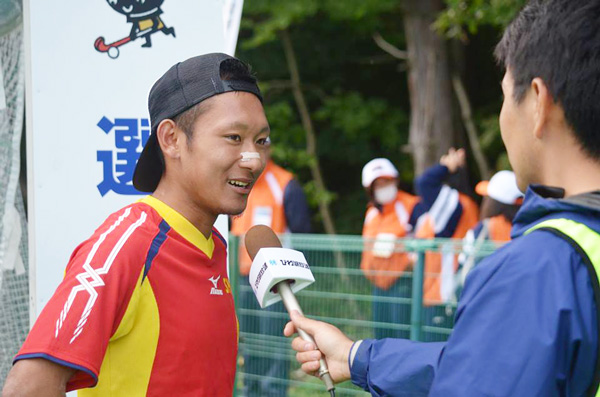 BBCより取材を受ける亀崎選手