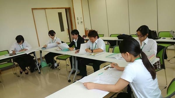 事例について討論する学生