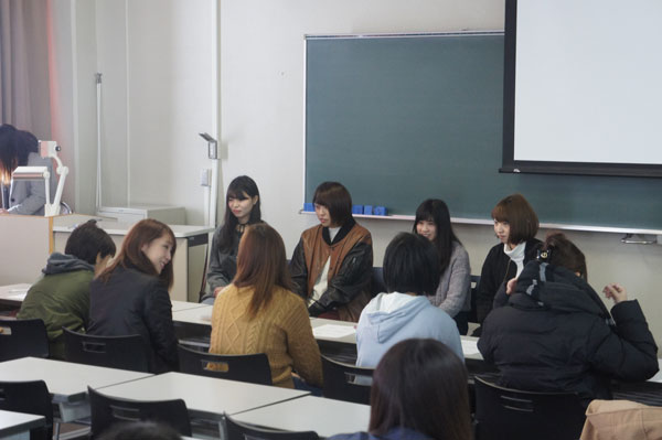 健康教育を実施役をする学生と対象者役の学生