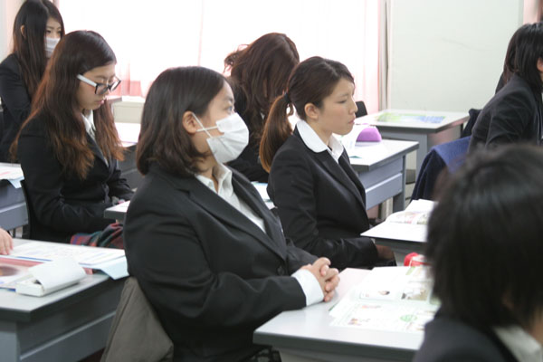 真剣な眼差しで説明を聞いています