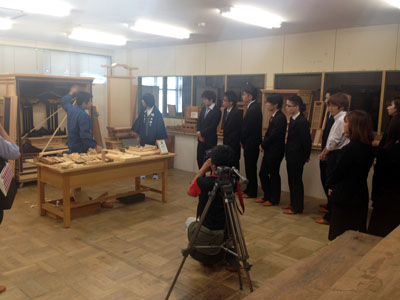 グループに分かれて会社見学