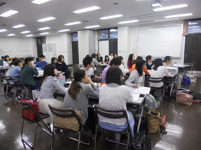 真剣に報告を聞く学生