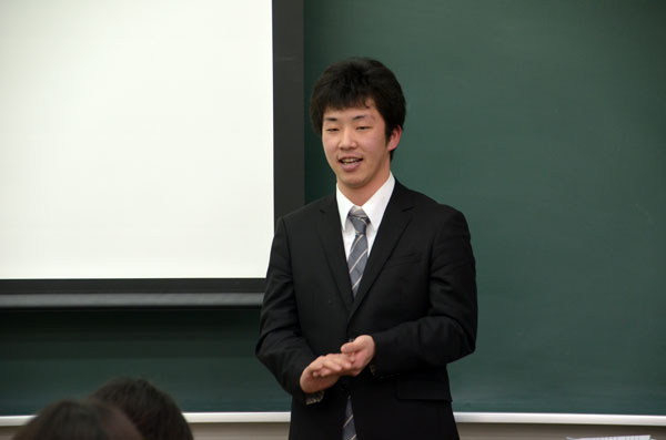 卒業論文を発表する黒木さん(人間心理学科4回生)