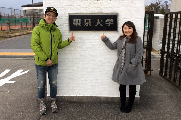 母校の正門で思わず親指を立て記念撮影