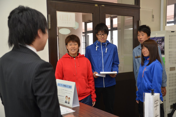 学生課職員へ質問をしているところ