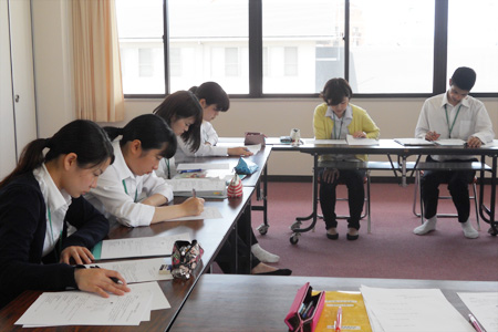 高齢者の事例を報告する学生