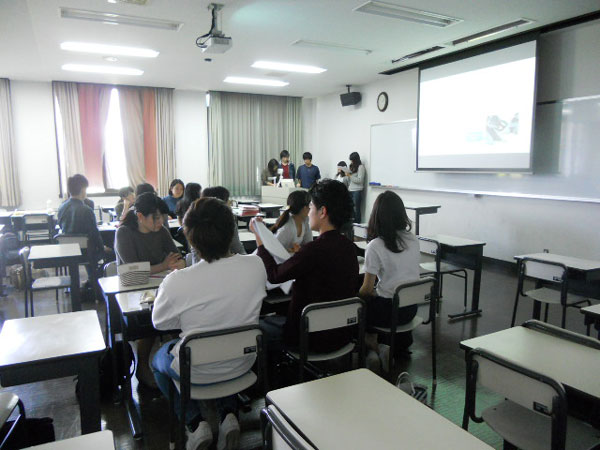 発表を熱心に聞く様子