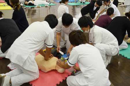 AED到着しました!学生によるチーム蘇生