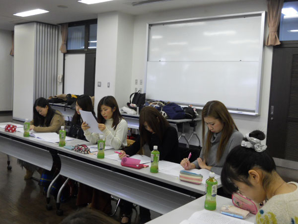 発表する学生