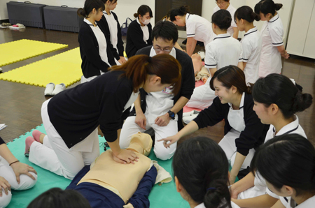胸骨圧迫の位置・テンポ・深さを学生同士でチェック