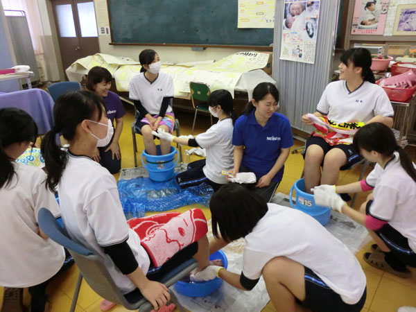 看護師と療養者役での演習に笑顔がみられます