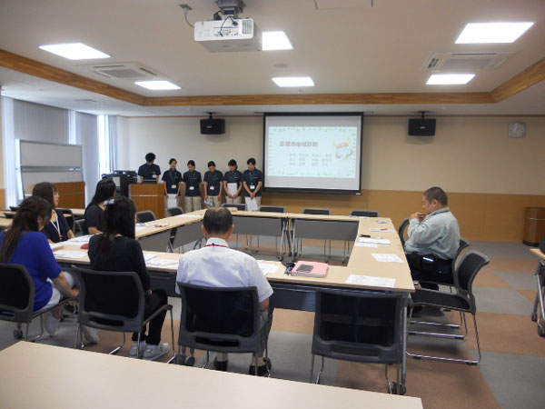 緊張の中、報告会が始まります