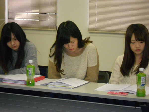 発表に聞きいる学生