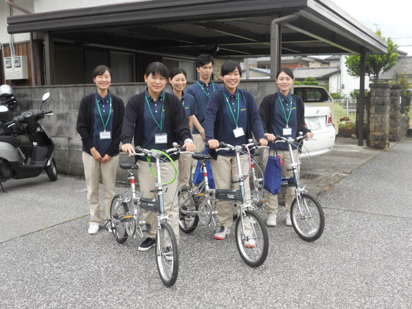徒歩や自転車で地区踏査へ出発