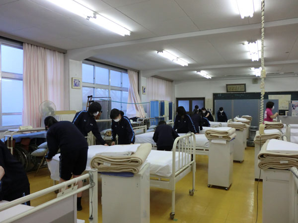 真剣に演習に取り組む生徒たち