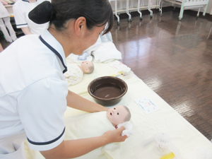 新生児の沐浴演習を実施しました News Topics 聖泉大学