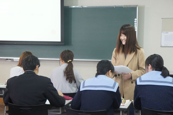 対象者役の高校生に質問などで参加を促す様子
