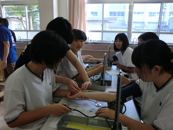 触診法に挑戦する生徒の真剣な様子
