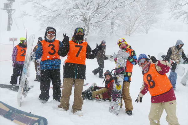 降りしきる雪の中での実習