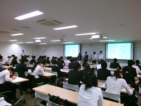 本学の2名は部屋代表に選ばれ、企業の方々や全参加学生の前で最終発表を行いました