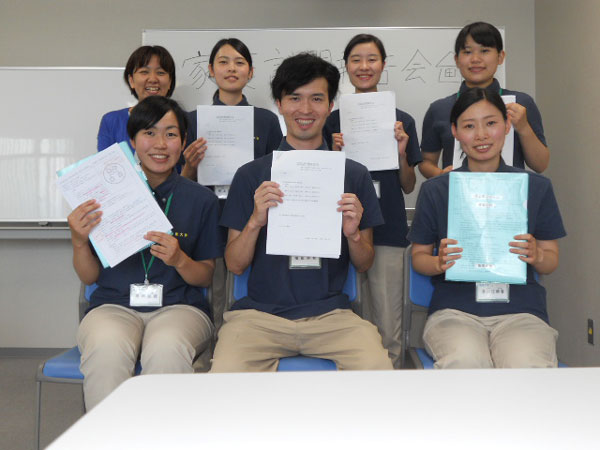 報告会が終了し笑顔の学生