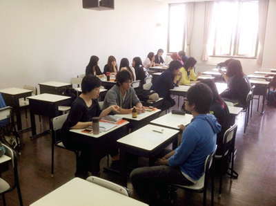 学生同士によるピアディスカッションの様子