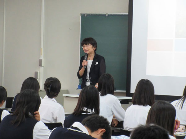 小山副学長による看護職を目指す皆さんへの講義
