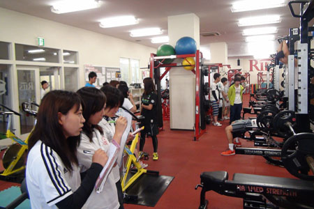 トレーニング指導者の仕事を見学中